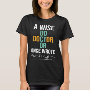 Camiseta Um Médico Sábio Escreveu Uma Vez O Documento Médic