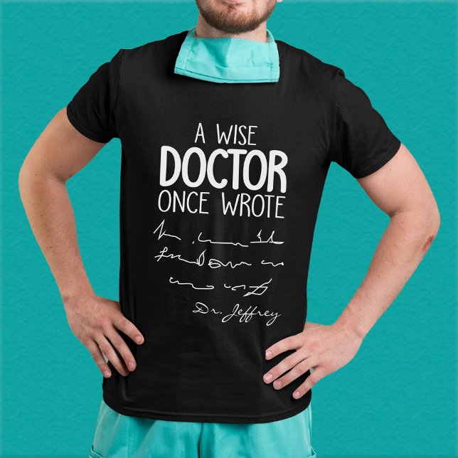 Camiseta Um Médico Sábio Escreveu Uma Vez - O Médico Engraç (Criador carregado)