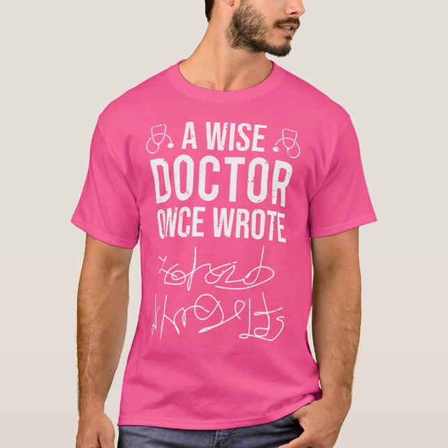 Camiseta Um Médico Sábio Escreveu Uma Vez O Médico Manuscri (Frente)