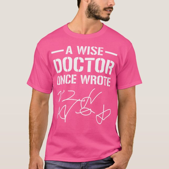 Camiseta Um Médico Sábio Escreveu Uma Vez O Médico Manuscri (Frente)