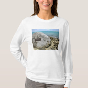Camiseta Um memorial aos prisioneiros de guerra na Ilha