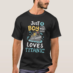 Camiseta Um Menino Que Ama O Navio De Cruzeiro Funny RMS Ti