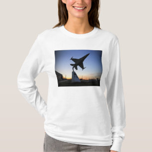 Camiseta Um modelo escala de um falcão de combate do F-16 