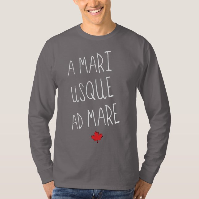 Camiseta Um Motto Canadiano Mari Usque Ad Mare (Frente)