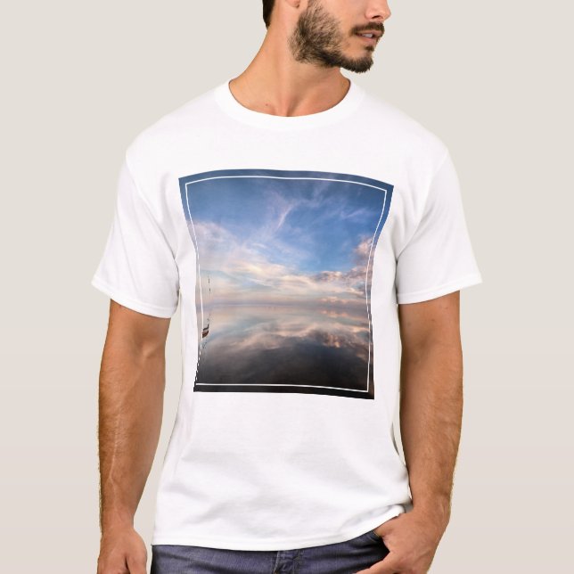 Camiseta Um Navio Solitário Nas Águas Calmas De Salton (Frente)
