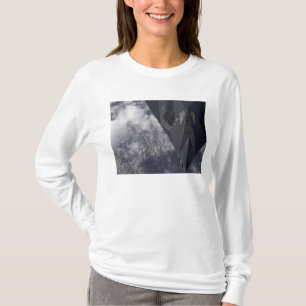 Camiseta Um noitibó-americano de F-117A voa altamente sobr