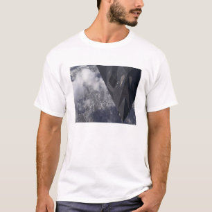 Camiseta Um noitibó-americano de F-117A voa altamente sobr