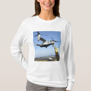 Camiseta Um Osprey MV-22 é lançado do USS Nassau