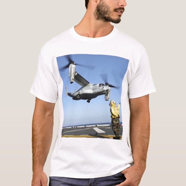 Camiseta Um Osprey MV-22 é lançado do USS Nassau (Frente)
