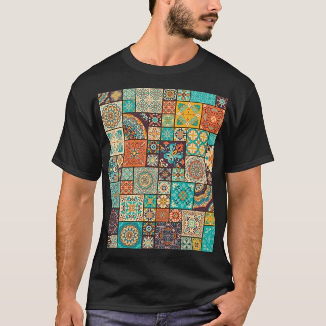 Camiseta Um padrão de azulejo islâmico e árabe. (Frente)