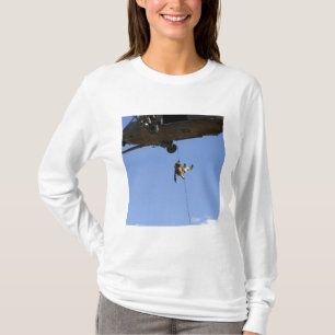 Camiseta Um pararescueman rappels de um HH-60