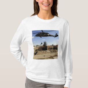 Camiseta Um pararescueman rappels de um HH-60 2
