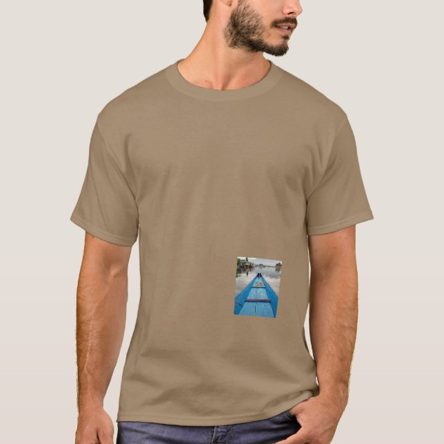 Camiseta Um passeio Shikara no lugar para caminhar. (Frente)