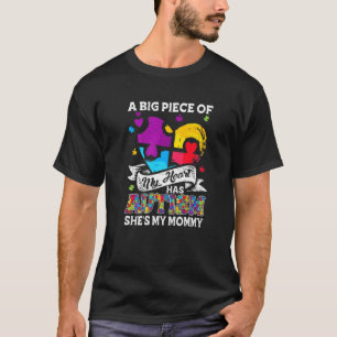 Camiseta Um Pedaço Do Meu Coração Tem Autismo Minha Mamãe