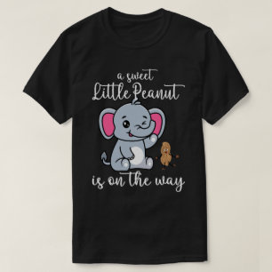Camiseta Um Pequeno Amendoim Doce No Caminho De Um Novo Beb