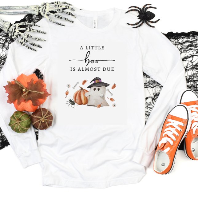 Camiseta Um Pequeno Boo (Halloween A Little Boo Is Almost Due Baby Shower Shirt)