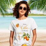 Camiseta Um Pequeno Chá de fraldas de Citrus Watercolor<br><div class="desc">Apresentando nosso design de Chá de fraldas de Aquarela "A Little Cutie Is On The Way" — uma mistura deliciosa de encanto e frescura dos citros. A design mostra uma fatia vibrante de citros de laranja adornando graciosamente o topo, enquanto um buquê caprichoso de citros de laranja adiciona um toque...</div>