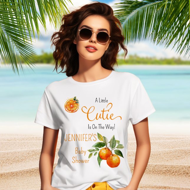 Camiseta Um Pequeno Chá de fraldas de Citrus Watercolor ("A Little Cutie Is On the Way!" Orange Citrus Baby Shower T-Shirt)
