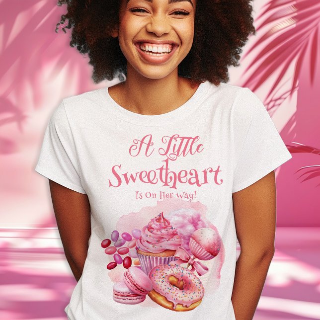Camiseta Um Pequeno Chá de fraldas De Garota Docinho ("A Little Sweetheart Is On Her Way" Pink Candy and Treats Girl Baby Shower Woman's T-Shirt)