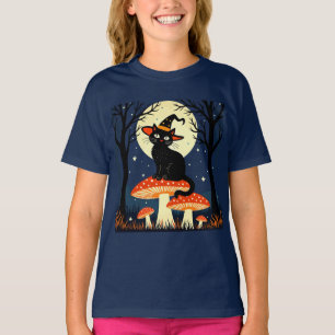 Camiseta Um Pequeno Gato Bruxo Preto Sentado Em Um Cogumelo