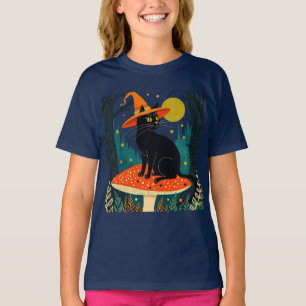 Camiseta Um Pequeno Gato Bruxo Preto Sentado Em Um Cogumelo