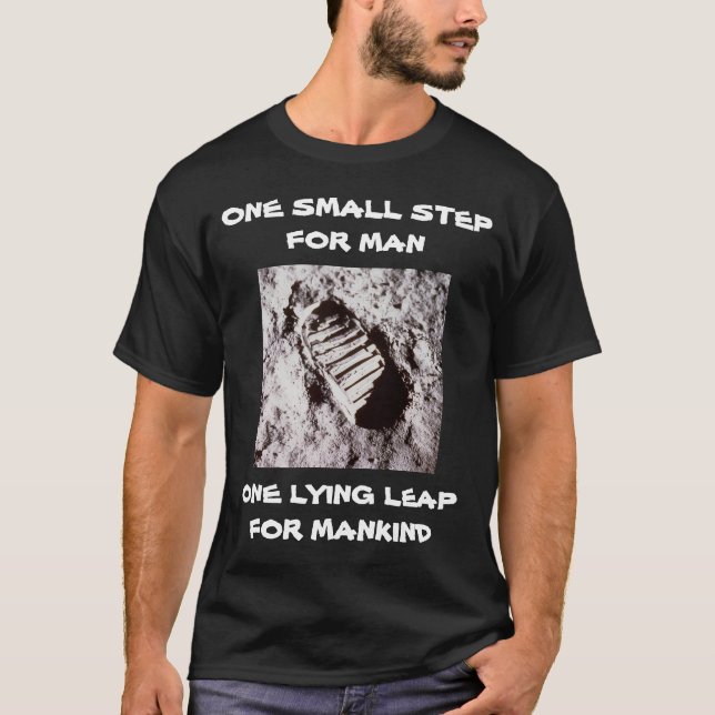 CAMISETA UM PEQUENO PASSO PARA O HOMEM, UM LEAP DE MENTIRA  (Frente)