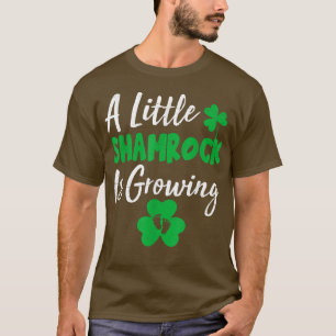 Camiseta Um Pequeno Shamrock Está Crescendo Dia de São Patr