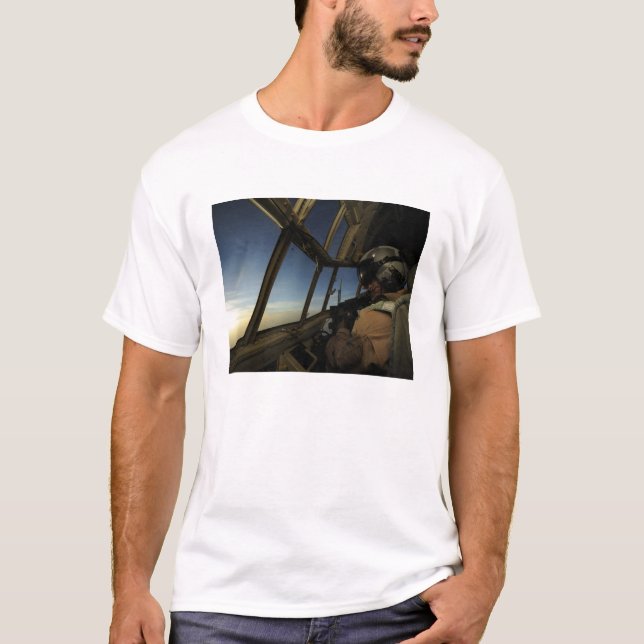 Camiseta Um piloto de Hércules C-130 examina o horizonte (Frente)