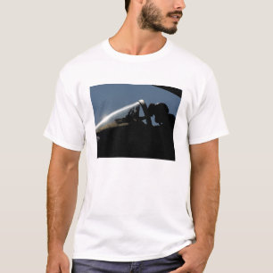 Camiseta Um piloto prepara-se para a decolagem