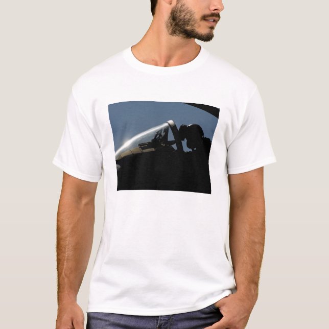 Camiseta Um piloto se prepara para descolagem (Frente)