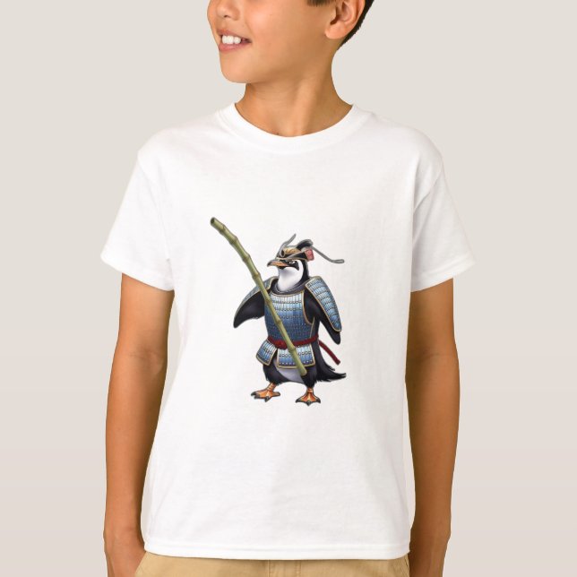 Camiseta Um pinguim samurai lutando com um pau de bambu. (Frente)