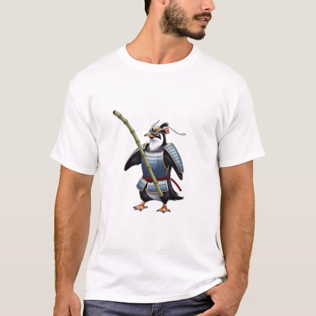 Camiseta Um pinguim samurai lutando com um pau de bambu. (Frente)