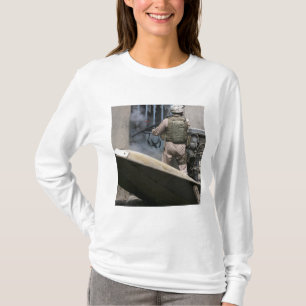 Camiseta Um polícia militar usa um rompimento circularment