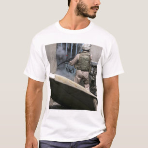 Camiseta Um polícia militar usa um rompimento circularment