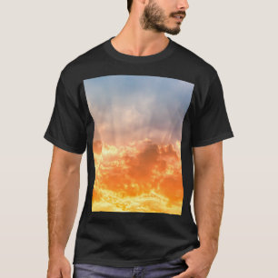 Camiseta Um pôr do sol colorido: um crepúsculo no céu.