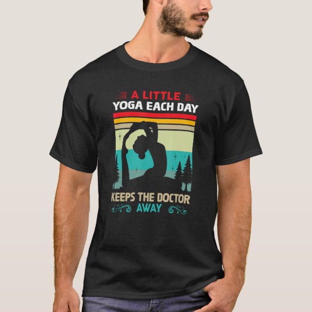 Camiseta Um Pouco De Ioga Por Dia Mantém O Médico Longe (Frente)