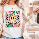 Camiseta Um Pouco Dramático E Engraçado Groovy Dizendo<br><div class="desc">Um Pouco Dramático,  Engraçado,  dizendo tipografia A camiseta feminina mostra o texto "Um Pouco Dramático" na tipografia moderna num fundo cor-de-rosa de pranchas de xadrez com flores ranhosas,  relâmpagos e um rosto sorridente. Projetado pelo Evco Studio www.zazzle.com/store/evcostudio</div>