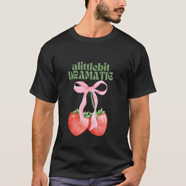 Camiseta Um Pouco Dramático Morango Coquette Estética (Frente)