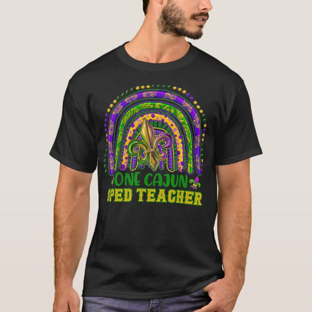 Camiseta Um professor Cajun esboçou o carnaval do arco-íris (Frente)