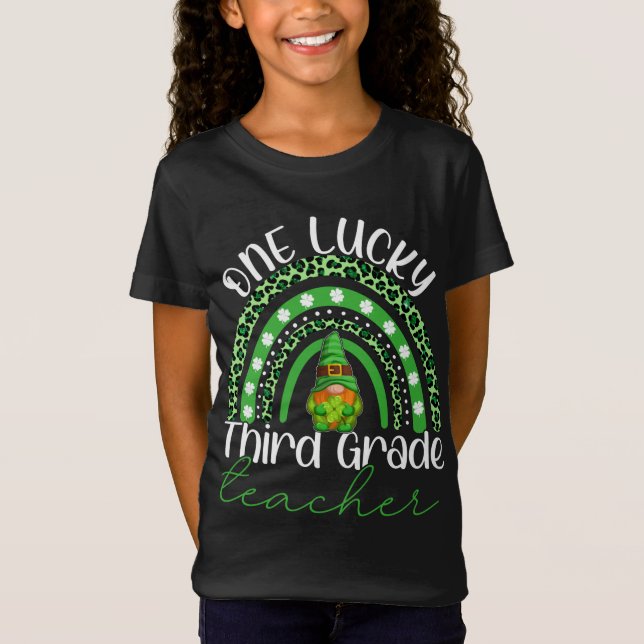 Camiseta Um Professor de Terceiro Grau Sortudo Gnomos St Pa (Frente)