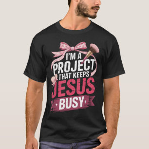 Camiseta Um Projeto que Mantém Jesus Ocupado Divertido Cris