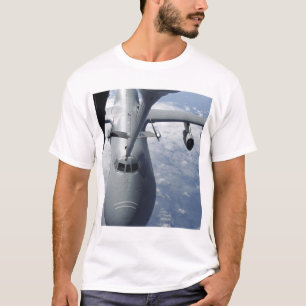 Camiseta Um prolongamento KC-10 prepara-se para reabastecer