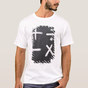 Camiseta Um quadro com símbolos matemáticos nele