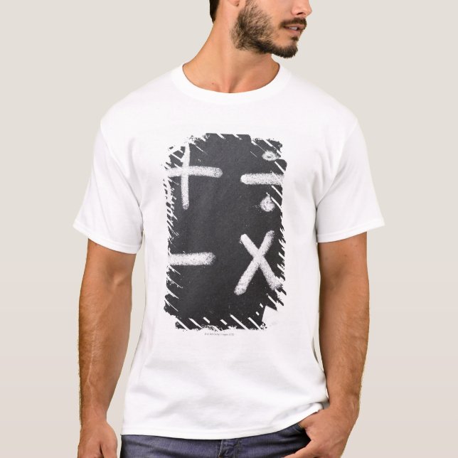 Camiseta Um quadro com símbolos matemáticos nele (Frente)