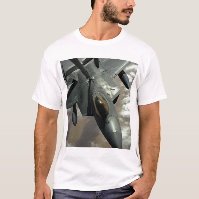 Camiseta Um Raptor F-22 da Força Aérea dos EUA é reabasteci (Frente)