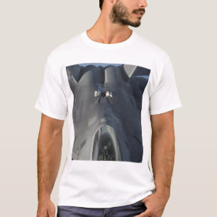 Camiseta Um raptor F-22 move-se na posição para receber f