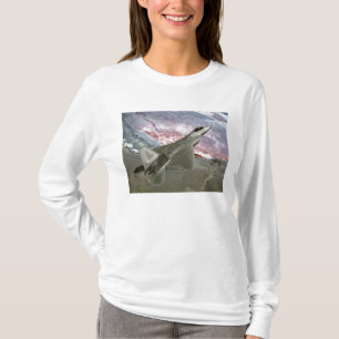 Camiseta Um raptor F/A-22 voa uma missão de treinamento