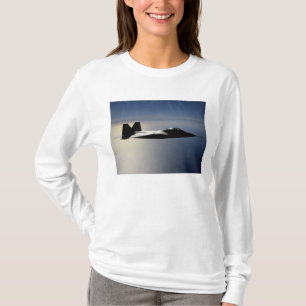 Camiseta Um raptor F/A-22 voa uma missão de treinamento 2