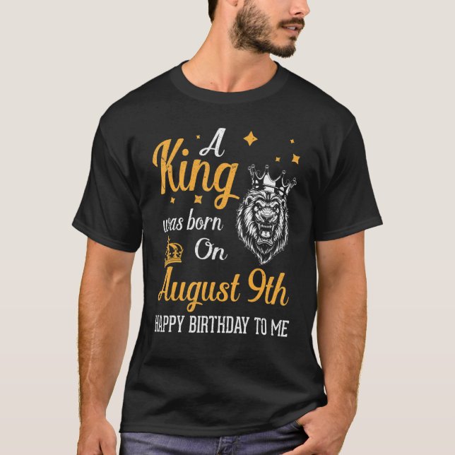 Camiseta Um Rei Foi Nascer Em 9 De Agosto Feliz Aniversário (Frente)