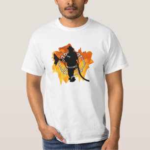 Camiseta Um sapador-bombeiro nas chamas
